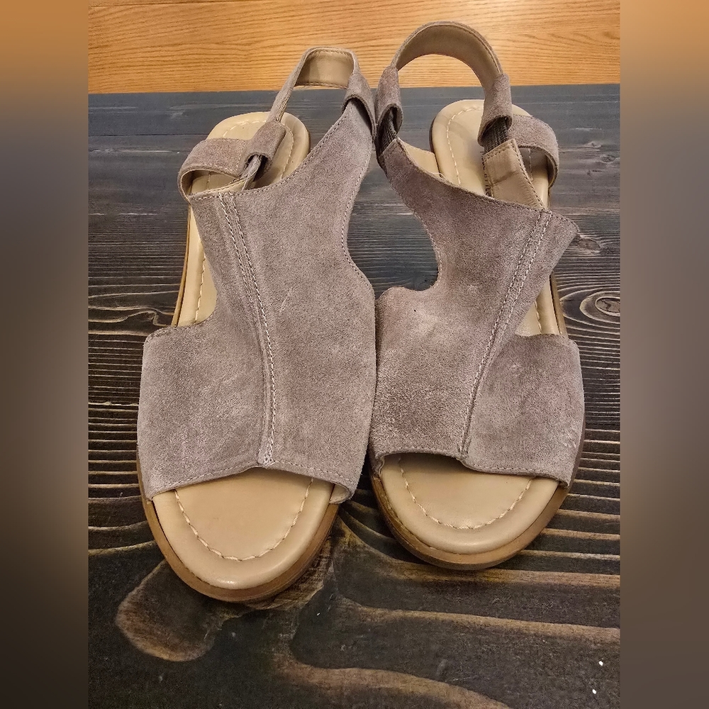 Sophia Milano Suede Wedge Heels Size 9 Taupe Beige Made in Italy